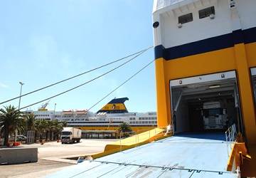 corsica_sardinia_ferries_mega_express_five_unloading